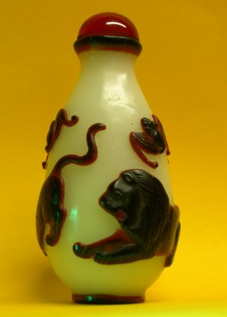Tabati�re en verre de P�kin � d�cor de lion